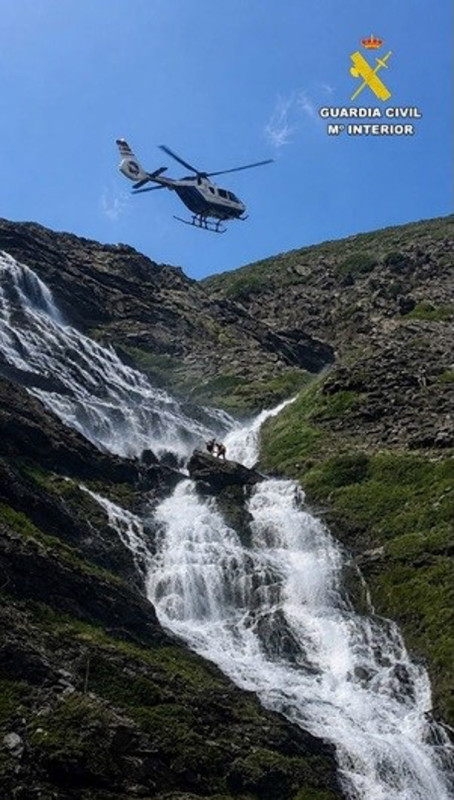 Imagen de un rescate de la Guardia Civil en Sierra Nevada (GUARDIA CIVIL) Imagen de un rescate de la Guardia Civil en Sierra Nevada (GUARDIA CIVIL)