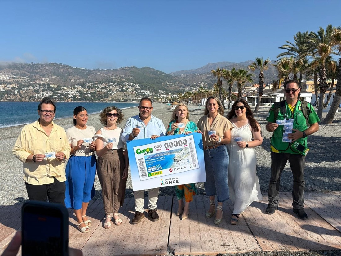 La directora de la ONCE en Granada, Carmen Aguilera, y la consejera territorial de la ONCE, Piedad Joyera, han presentado este martes la imagen de este cupón al alcalde de Almuñécar, Juan José Ruiz Joya (ONCE)