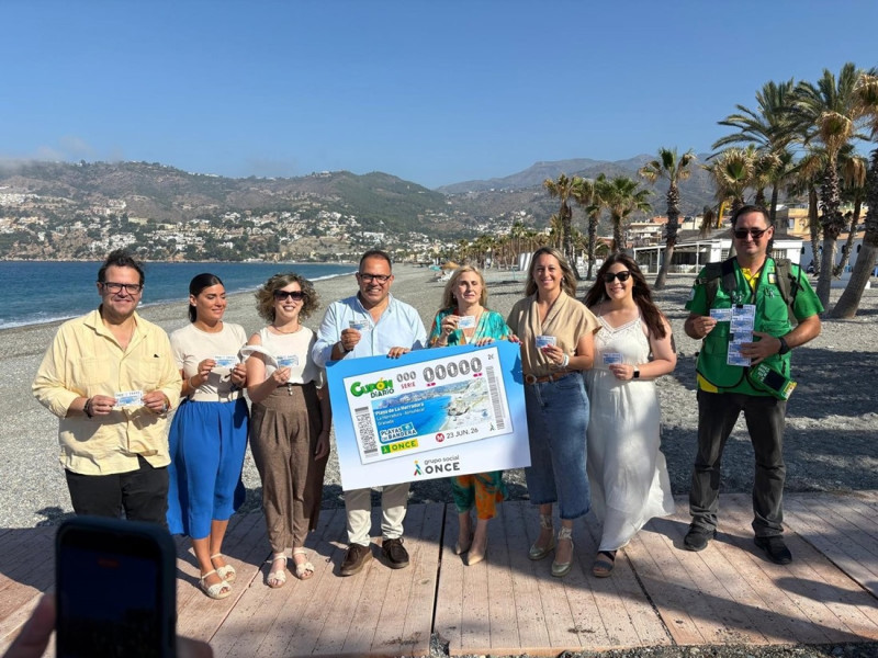 La directora de la ONCE en Granada, Carmen Aguilera, y la consejera territorial de la ONCE, Piedad Joyera, han presentado este martes la imagen de este cupón al alcalde de Almuñécar, Juan José Ruiz Joya (ONCE)