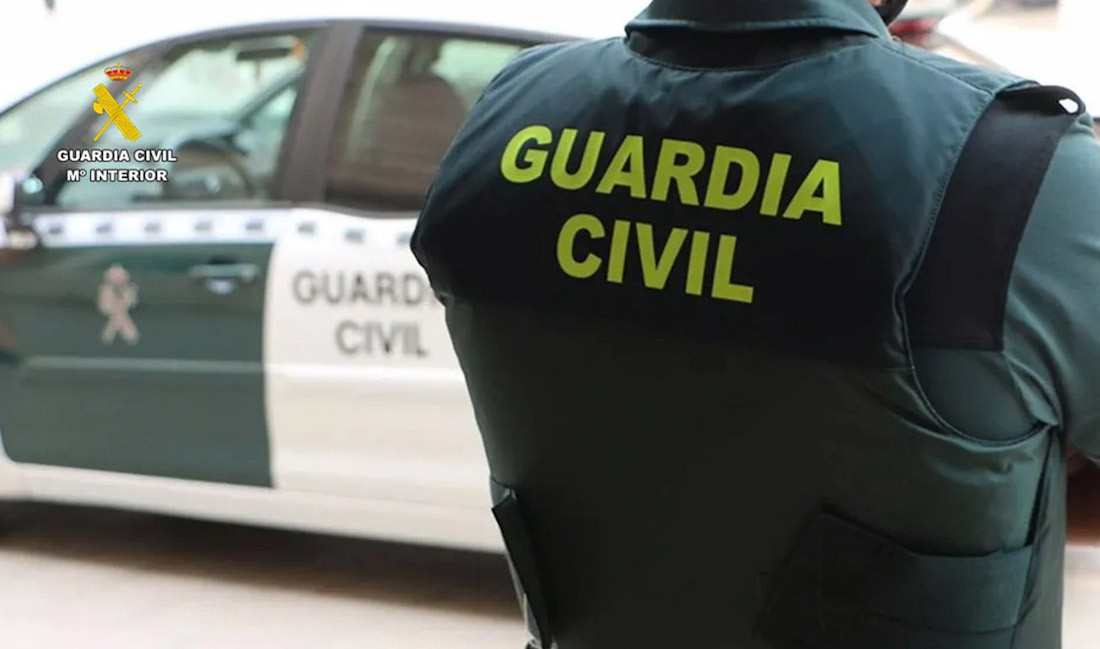Un agente de la Guardia Civil junto a un vehículo oficial. Imagen de archivo (GUARDIA CIVIL)