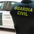 Un agente de la Guardia Civil junto a un vehículo oficial. Imagen de archivo (GUARDIA CIVIL)