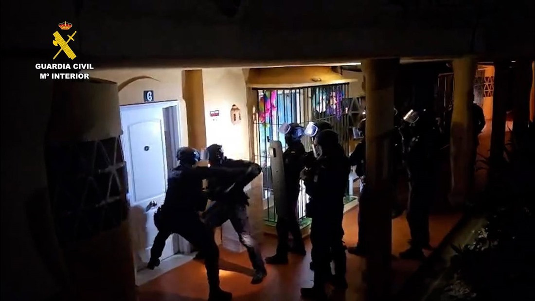 Entrada de la Guardia Civil en un domicilio de los sospechosos (GUARDIA CIVIL)