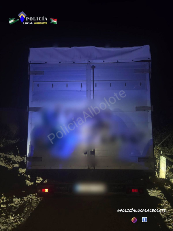 Imagen del vehículo pesado recuperado tras una actuación de la Policía Local de Albolote y la Guardia Civil (POLICÍA LOCAL DE ALBOLOTE)