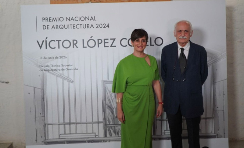 La ministra de Vivienda y Agenda Urbana, Isabel Rodríguez, junto al arquitecto madrileño Víctor López Cotelo (MINISTERIO DE VIVIENDA Y AGENDA URBANA)