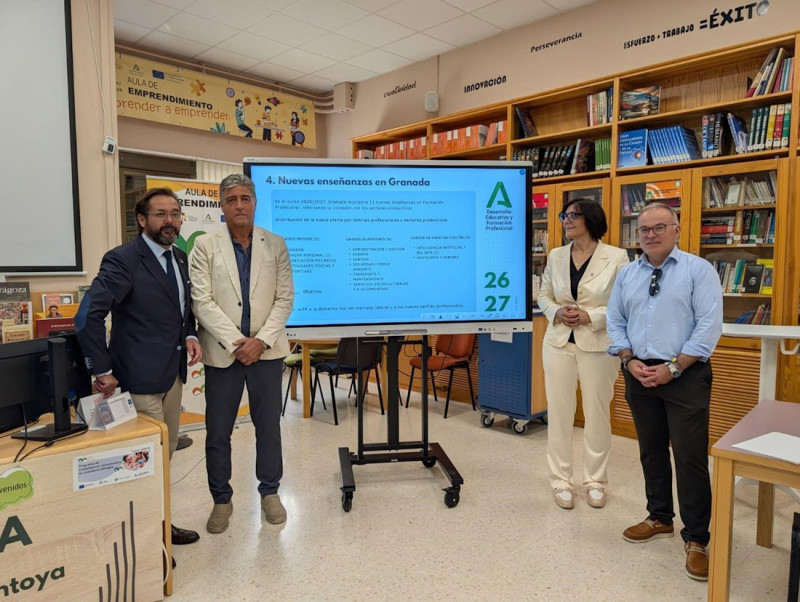 El delegado de la Junta de Andalucía en Granada, Antonio Granados, acompañado de la delegada de Desarrollo Educativo y Formación Profesional, María José Martín, ha presentado este viernes en Baza la oferta de FP para el curso 2026/2027 (JUNTA) El delegado de la Junta de Andalucía en Granada, Antonio Granados, acompañado de la delegada de Desarrollo Educativo y Formación Profesional, María José Martín, ha presentado este viernes en Baza la oferta de FP para el curso 2026/2027 (JUNTA)
