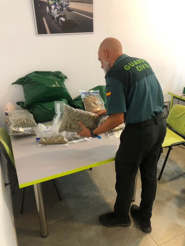 Agente junto a la droga intervenida en un club de Almuñécar ((GUARDIA CIVIL) Agente junto a la droga intervenida en un club de Almuñécar ((GUARDIA CIVIL)