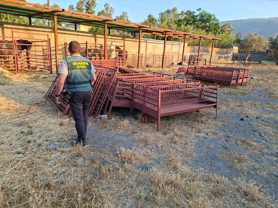 Imagen de material ganadero incautado (GUARDIA CIVIL)
