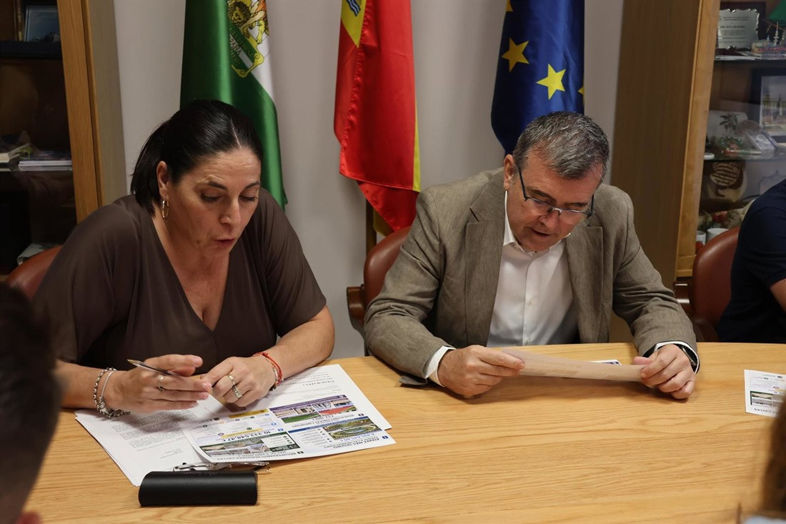 El subdelegado del Gobierno en Granada, José Antonio Montilla Martos, y la alcaldesa de Atarfe, Yolanda Fernández Morales (SUBDELEGACIÓN DEL GOBIERNO EN GRANADA)
