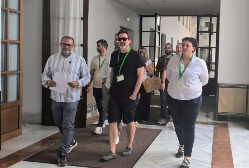 El diputado de Por Andalucía por Granada, Rafael Sánchez Rufo, ha comparecido junto al comité de empresa de Metro de Granada (POR ANDALUCÍA)