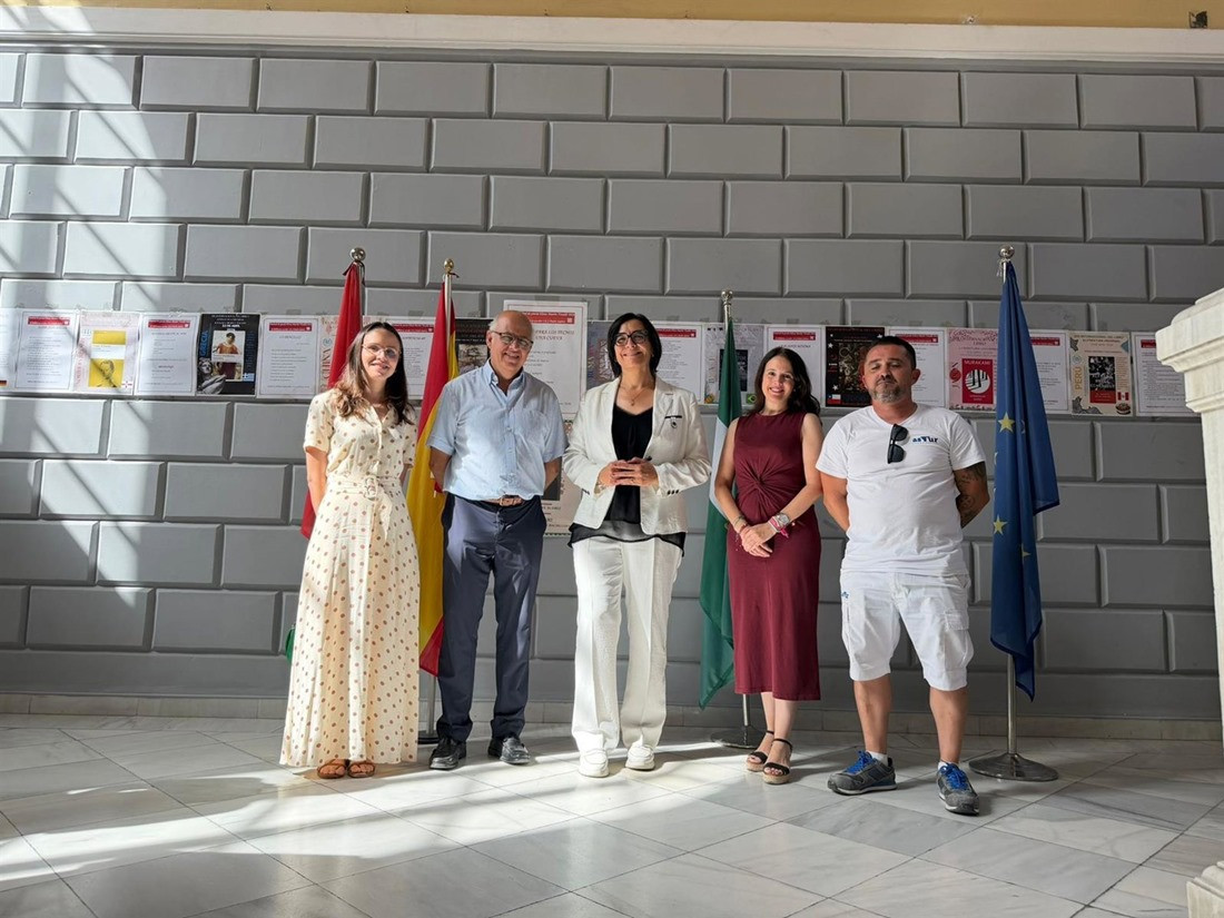 La delegada de Desarrollo Educativo en Granada, María José Martín, y el gerente provincial de la Agencia Pública Andaluza de Educación (APAE), José Antonio Toribio, han visitado las obras (JUNTA)