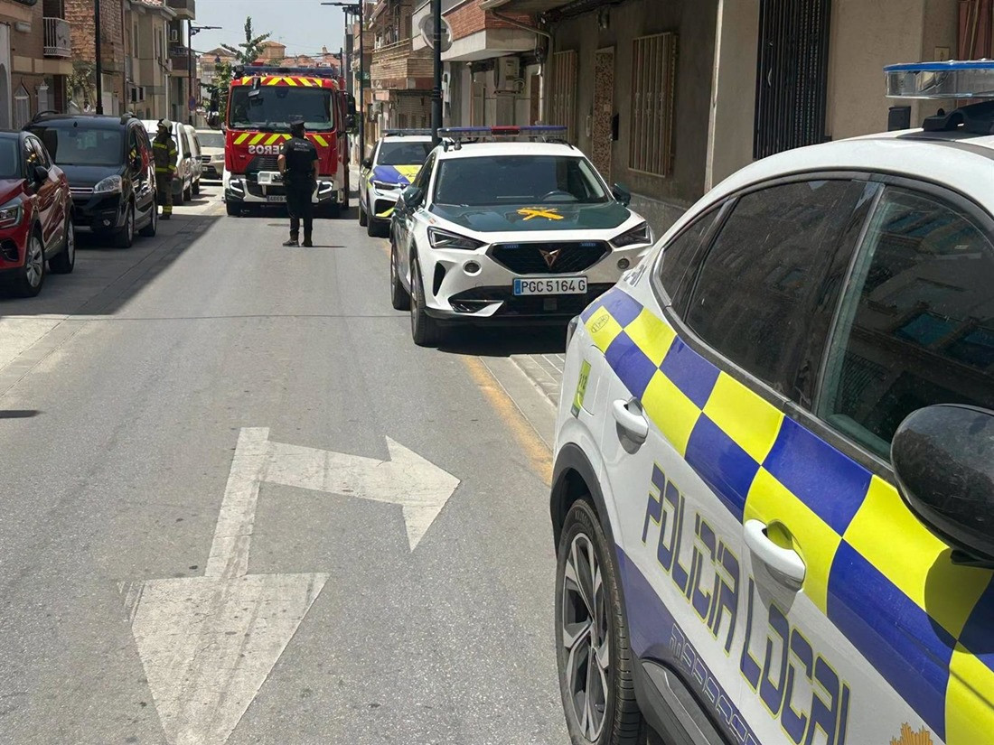Bomberos, Policía Local y Guardia Civil asisten tras la llamada de alerta de un incendio en la avenida Argentina de Maracena (POLICÍA LOCAL DE MARACENA)