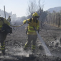 Bomberos forestales trabajan en el incendio de Dúrcal (GPMEDIA)