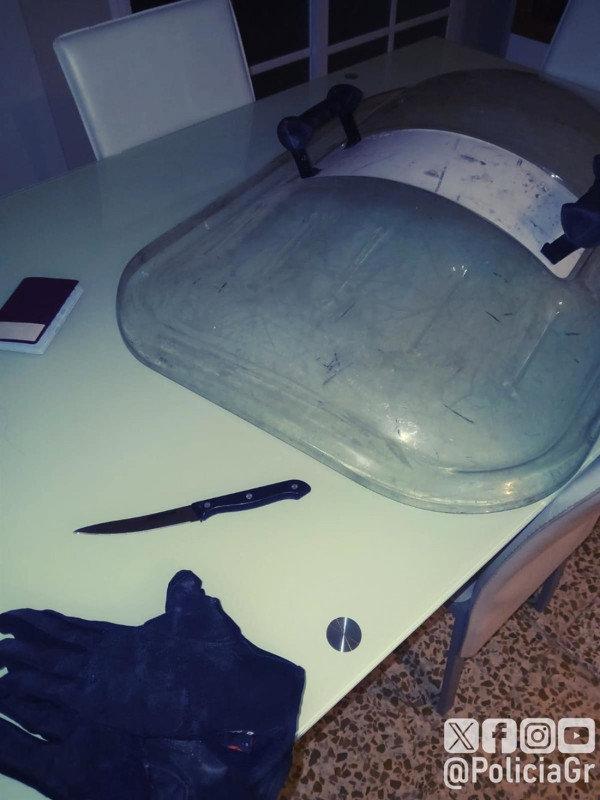 Uno de los cuchillos que usó la detenida y el escudo protector del agente de la Policía Local que evitó la agresión al agente de la autoridad (POLICÍA LOCAL DE GRANADA) Uno de los cuchillos que usó la detenida y el escudo protector del agente de la Policía Local que evitó la agresión al agente de la autoridad (POLICÍA LOCAL DE GRANADA)