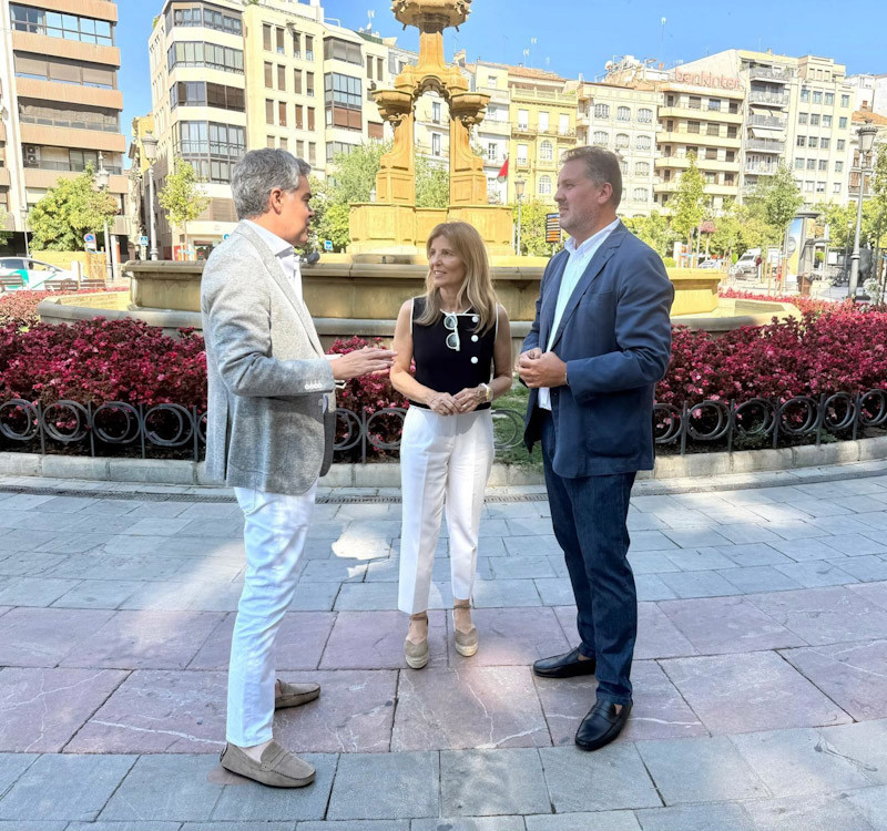 La senadora granadina del PP Eva Martín (centro) junto a la fuente de las Batallas (PP) La senadora granadina del PP Eva Martín (centro) junto a la fuente de las Batallas (PP)