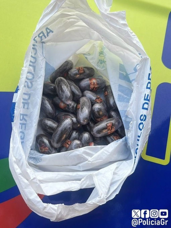 Bellotas de hachís localizadas en un vehículo por la Policía Local de Granada (POLICÍA LOCAL DE GRANADA) Bellotas de hachís localizadas en un vehículo por la Policía Local de Granada (POLICÍA LOCAL DE GRANADA)