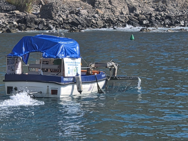 Barco limpiaplayas (AYTO. ALMUÑÉCAR) Barco limpiaplayas (AYTO. ALMUÑÉCAR)