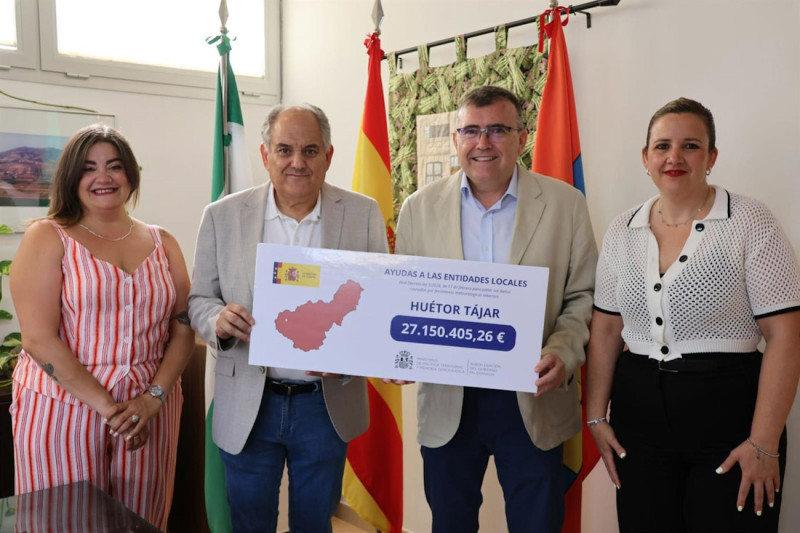 El subdelegado del Gobierno en Granada, José Antonio Montilla, y el alcalde de Huétor Tájar, Fernando Delgado (centro), muestran la cuantía concedida por el Gobierno (SUBDELEGACIÓN DEL GOBIERNO EN GRANADA)