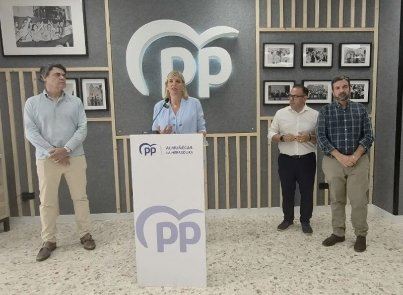 La portavoz adjunta del Grupo Popular en el Senado, Inmaculada Hernández, y el presidente del PP de Almuñécar, Juanjo Ruiz Joya, acompañados por los diputados Carlos Rojas y Lourdes Ramírez y el senador Joaquín Camacho (PP)