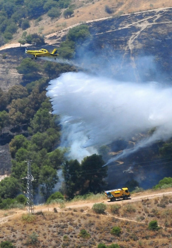 Un avión trabaja en la extinción del incendio forestal en el Sacromonte (INFOCA)