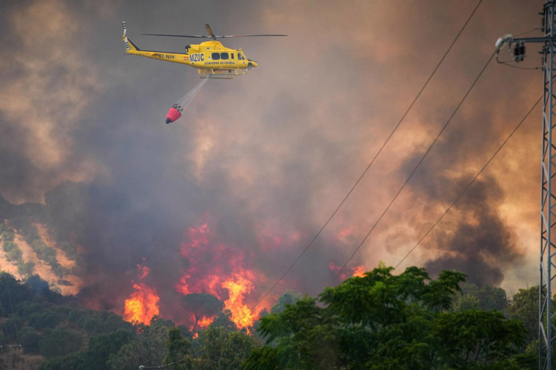 Un helicóptero del Infoca trabajando en un incendio forestal. Un helicóptero del Infoca trabajando en un incendio forestal.