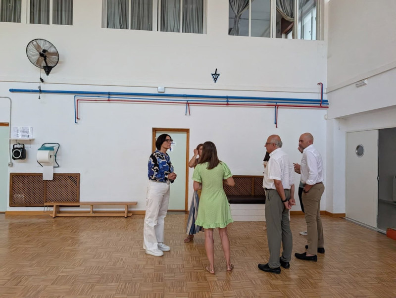 La delegada territorial de Desarrollo Educativo y Formación Profesional en Granada, María José Martín, en su visita al centro Jean Piaget de Ogíjares (JUNTA DE ANDALUCÍA)