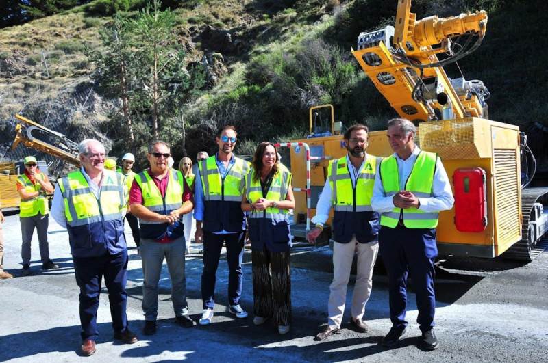 La consejera de Fomento, Articulación del Territorio y Vivienda en funciones, Rocío Díaz, en su visita a las obras de la carretera de acceso a Pradollano A-395 R1 (JUNTA DE ANDALUCÍA) La consejera de Fomento, Articulación del Territorio y Vivienda en funciones, Rocío Díaz, en su visita a las obras de la carretera de acceso a Pradollano A-395 R1 (JUNTA DE ANDALUCÍA)