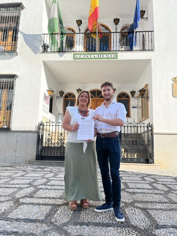 La socialista Puri López y Pablo Laguna, de IU, ante el Ayuntamiento de La Zubia en junio de 2023 (AYUNTAMIENTO) La socialista Puri López y Pablo Laguna, de IU, ante el Ayuntamiento de La Zubia en junio de 2023 (AYUNTAMIENTO)