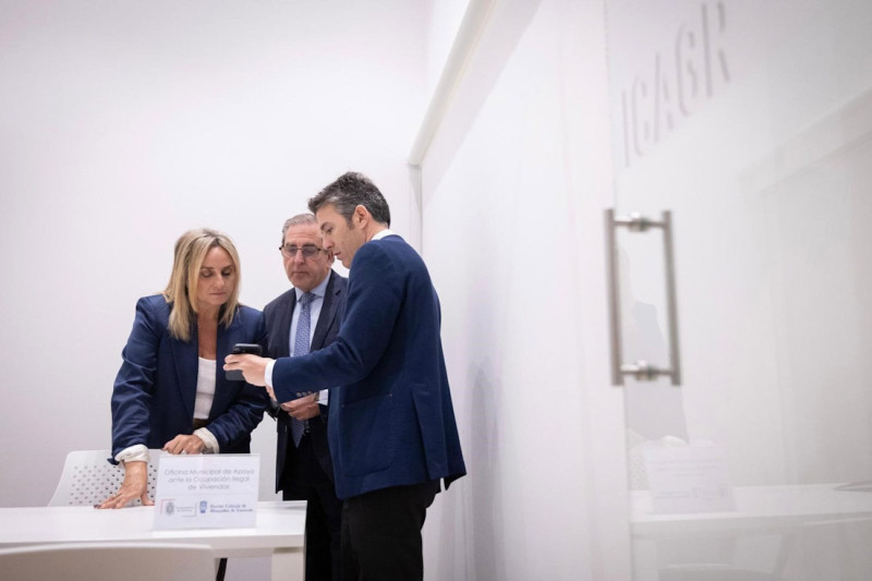 La alcaldesa de Granada, Marifrán Carazo, inaugura la Oficina Municipal para el Asesoramiento y Apoyo Jurídico ante la Ocupación Ilegal de Viviendas (AYUNTAMIENTO DE GRANADA) La alcaldesa de Granada, Marifrán Carazo, inaugura la Oficina Municipal para el Asesoramiento y Apoyo Jurídico ante la Ocupación Ilegal de Viviendas (AYUNTAMIENTO DE GRANADA)