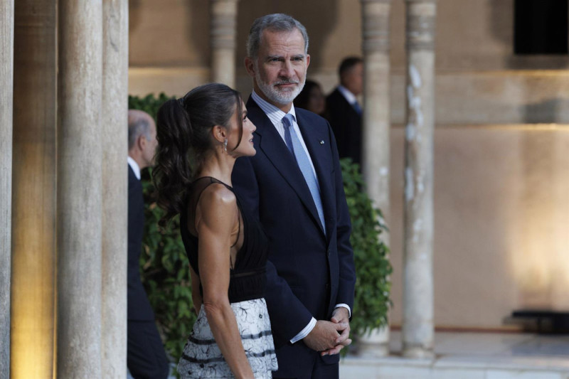 Don Felipe IV y Doña LetIzia, antes de la cena oficial la III Cumbre de la Comunidad Política Europea (CPE) que se celebró en la Alhambra en octubre de 2023, en Granada (ÁLEX CÁMARA - EUROPA PRESS) Don Felipe IV y Doña LetIzia, antes de la cena oficial la III Cumbre de la Comunidad Política Europea (CPE) que se celebró en la Alhambra en octubre de 2023, en Granada (ÁLEX CÁMARA - EUROPA PRESS)