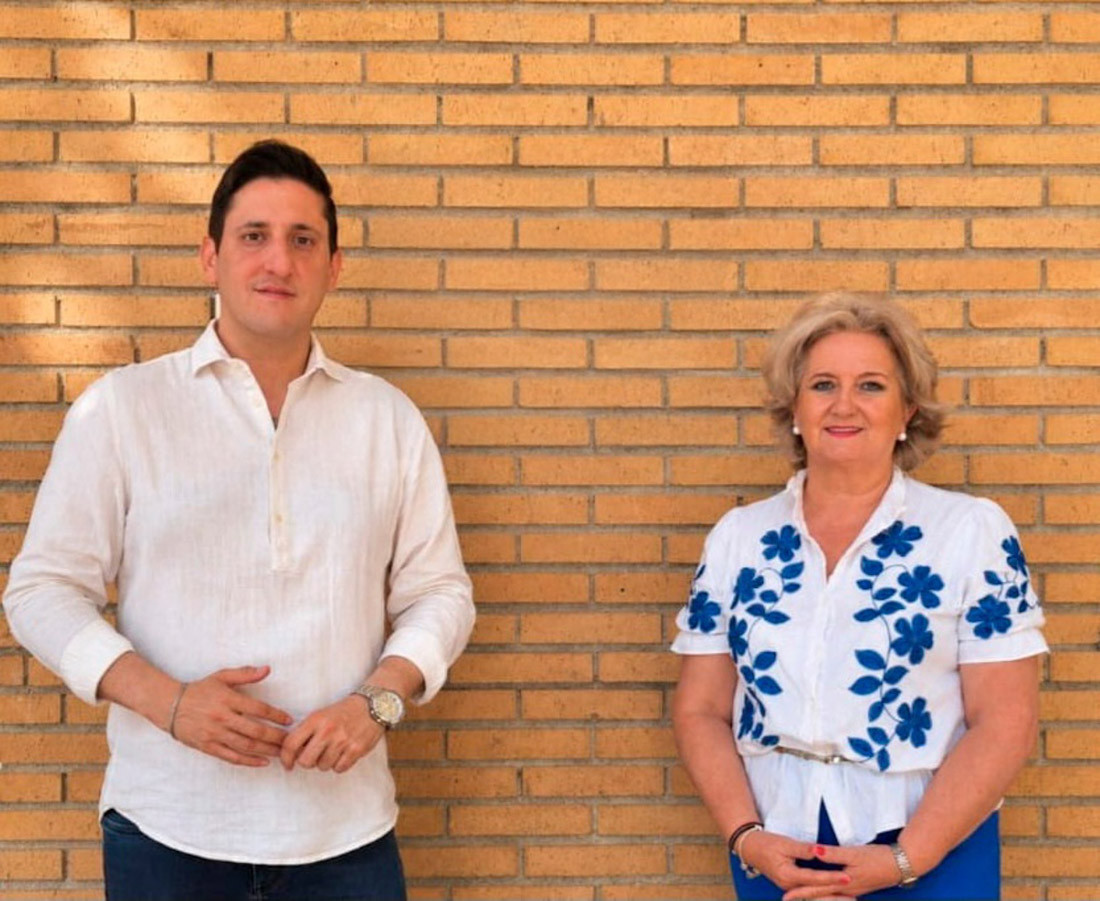 La alcaldesa de Vegas Genil, María del Carmen Ros, y el teniente de alcalde, Cristian Gálvez (PP)