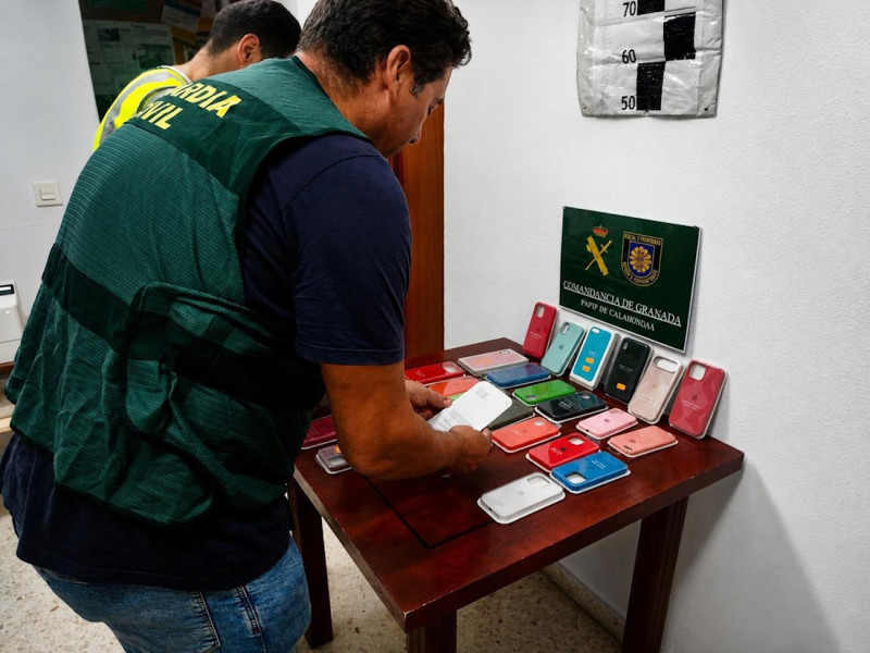Carcasas de móvil falsificadas intervenidas en Granada (GUARDIA CIVIL) Carcasas de móvil falsificadas intervenidas en Granada (GUARDIA CIVIL)