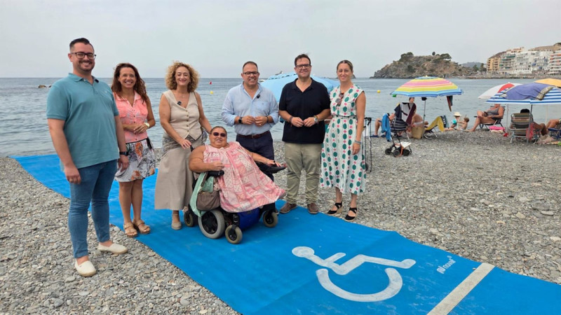 La parlamentaria andaluza del PP Rosa Fuentes en la playa de Almuñécar (PP) La parlamentaria andaluza del PP Rosa Fuentes en la playa de Almuñécar (PP)