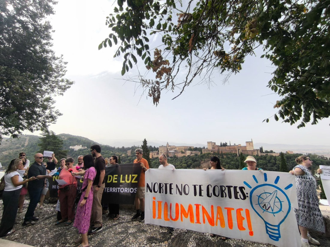 Concentración en el Mirador de San Nicolás de la Plataforma contra los Cortes de Luz del Distrito Norte (ADELANTE ANDALUCÍA)