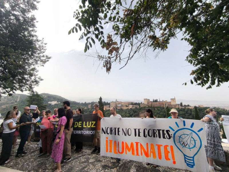 Concentración en el Mirador de San Nicolás de la Plataforma contra los Cortes de Luz del Distrito Norte (ADELANTE ANDALUCÍA) Concentración en el Mirador de San Nicolás de la Plataforma contra los Cortes de Luz del Distrito Norte (ADELANTE ANDALUCÍA)