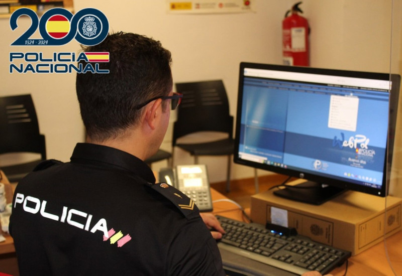 Agente de la Policía Nacional junto a un ordenador. Archivo (POLICÍA NACIONAL) Agente de la Policía Nacional junto a un ordenador. Archivo (POLICÍA NACIONAL)